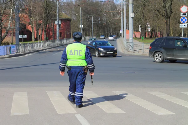 Der Verkehrspolizist sorgt für Ordnung — Stockfoto