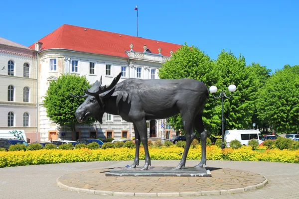 A város - a szobor "Elk történelmi jelképe" — Stock Fotó