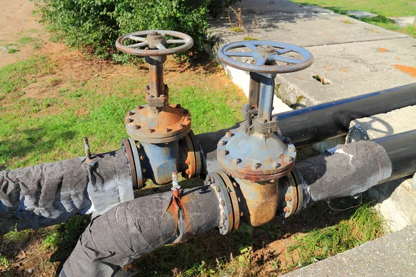 Borular bir evde sokakta Isıtma