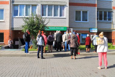 Sberbank dalı bir sırada sokakta insanlar stand