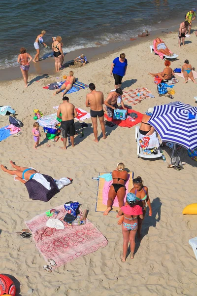 Mensen hebben een rust in de zomer op de zanderige kust van de Baltische Zee — Stockfoto