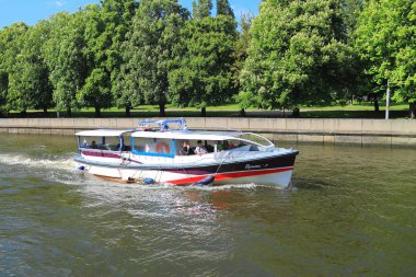Gezi teknesi Nehri üzerinde