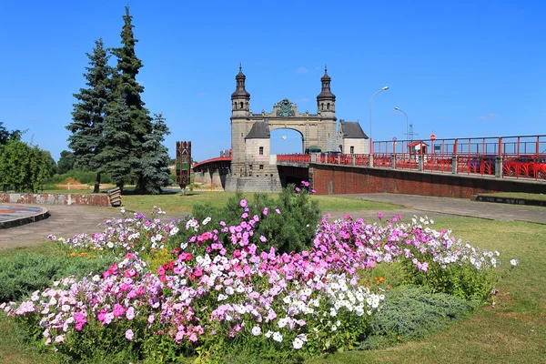 La cama floreciente en el puente de la reina Luisa —  Fotos de Stock