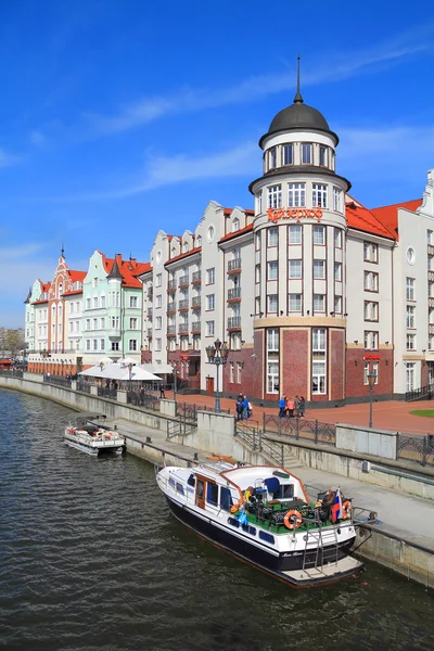 Zwiedzanie jachty na rzece Pregolya w mieście Kaliningrad — Zdjęcie stockowe