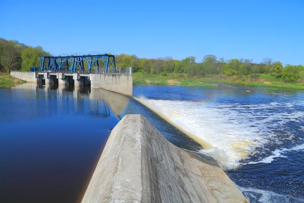 A barragem alemã reconstruída e fechaduras no rio — Fotografia de Stock