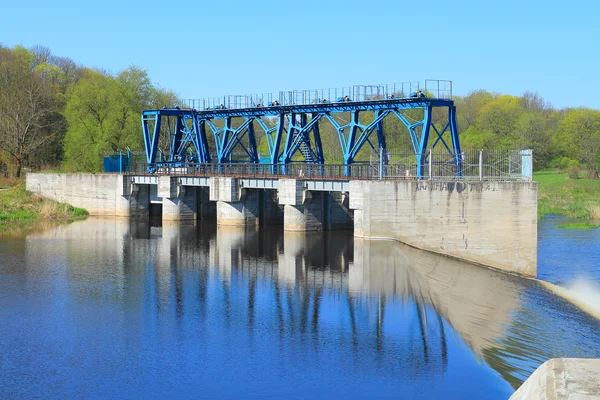 La reconstruida construcción de ingeniería hidráulica alemana en el río Fotos de stock