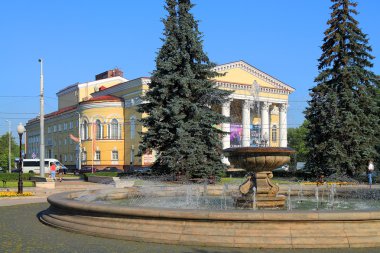 Yaz kentsel peyzaj - bir çeşme bir parkta