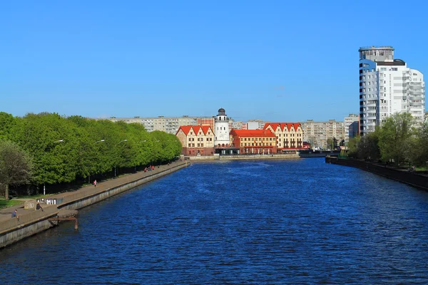 Hermoso paisaje de la ciudad - una vista desde el puente de caballete en "The Fish Village " — Foto de Stock