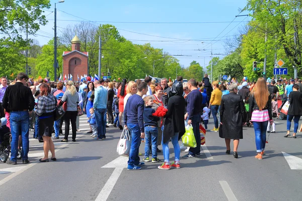 Den vítězství - lidé na křižovatce ulice Gornaya Street a Gvardeysky Avenue — Stock fotografie