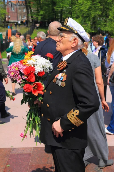 El veterano con flores en el Día de la Victoria —  Fotos de Stock