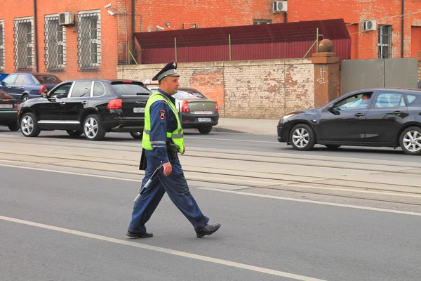 DPS memur yolun girer