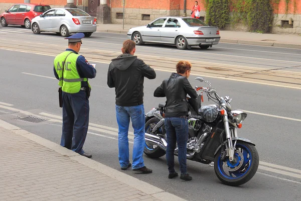 Dps-Beamter überprüft Dokumente eines Radfahrers — Stockfoto