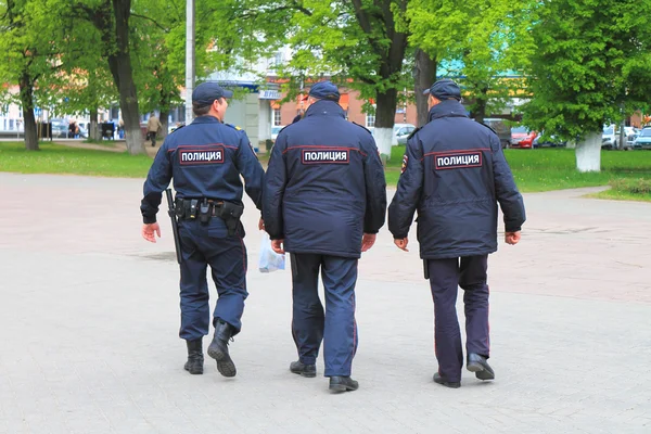 Tre poliser, sett bakifrån — Stockfoto