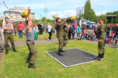 Askerler-sözleşmeli çalışanlar güç egzersizleri ağırlıkları ile gerçekleştirmek