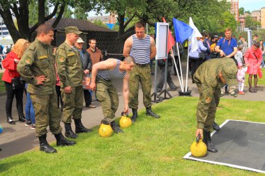 Askerler-sözleşmeli çalışanlar güç egzersizleri ağırlıkları ile gerçekleştirmek
