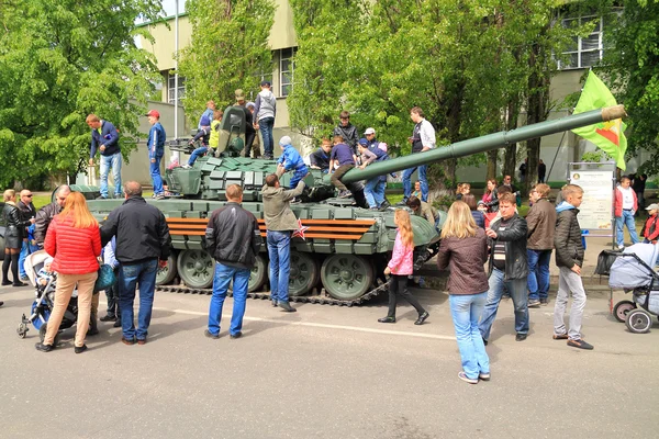 Parents photograph children on the T-72 tank — Stock Photo, Image