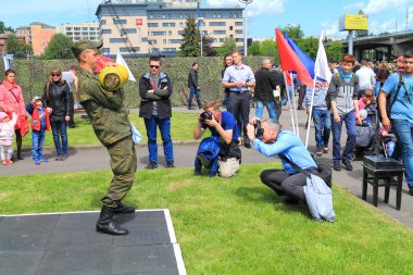Ağırlıklar ile egzersizleri fotoğrafçılar fotoğraf asker-sözleşme çalışan olarak yürütmektedir