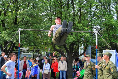 Yatay bir çubuk üzerinde egzersiz asker paralı asker yürütmektedir