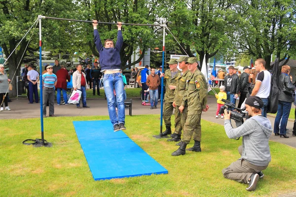 Filmaře natočeno jako voják provádí cvičení na panelu — Stock fotografie