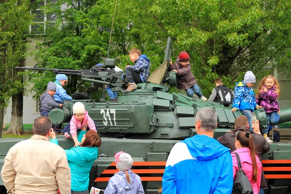 Children on the T-72 tank — Stock Photo, Image