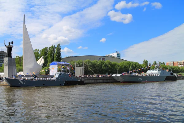 Buques de guerra en el embarcadero del río Pregolya — Foto de Stock