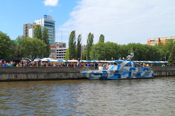 El barco patrulla 936 del proyecto Mangosta 12150 en el Embankment del río Pregolya — Foto de Stock