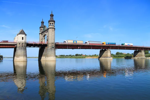 Açık güneşli bir günde Kraliçe Louise Köprüsü