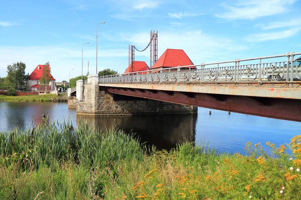 Adlerzugbrücke über den Fluss deima im Polessk — Stockfoto