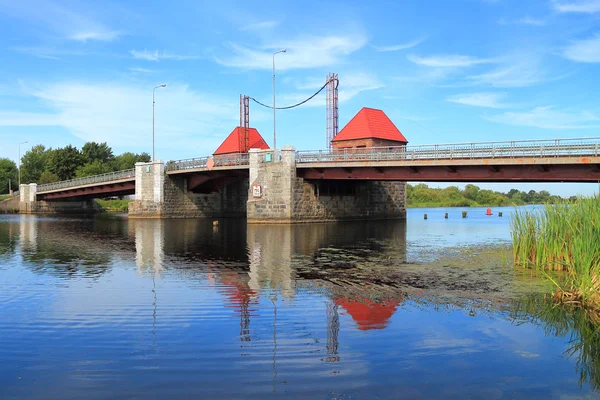 El puente móvil Águila a través del río Deym — Foto de Stock