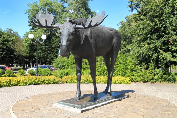 Símbolo histórico da cidade de Sovetsk - uma escultura "Alce " — Fotografia de Stock