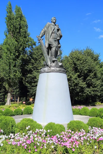 Monument till soldat befriare i sommardag — Stockfoto