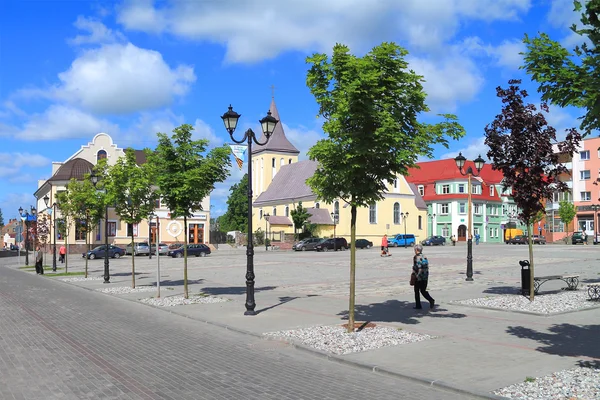 Paisaje de verano en la Plaza de la Victoria en la ciudad de Gvardeysk —  Fotos de Stock