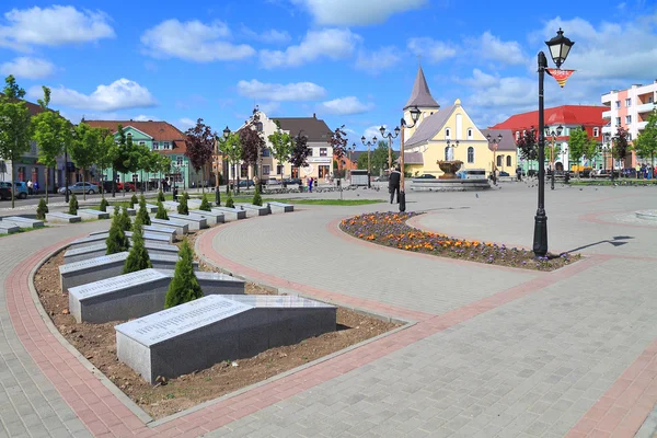 Victory Square in the sunny summer day in the city of Gvardeysk — Stock Photo, Image