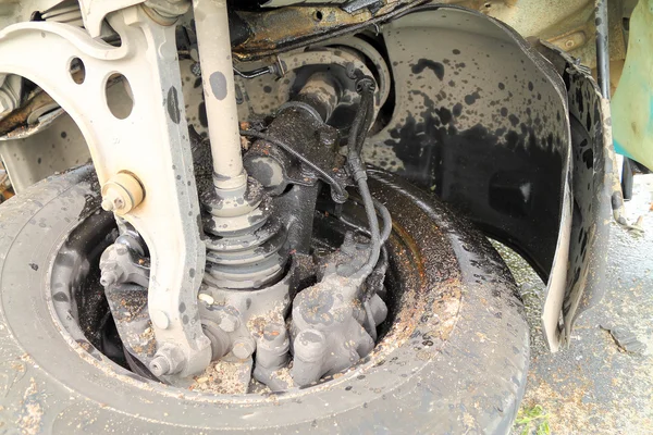 Jant ve motor yağı çizgileri ile aracın süspansiyon parçası