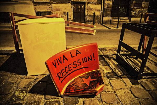 выброшенный из сиденья с Viva la рецессии письма и красной звездой в
