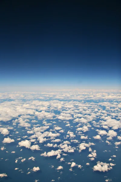 Uitzicht vanaf vliegtuig op witte wolken Stockafbeelding