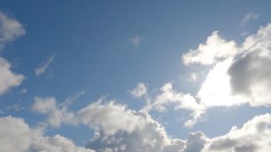 Mavi gökyüzü beyaz bulutlar. Kabarık beyaz bulutlar. Kümülüs bulutlu zaman çizelgesi. Yaz mavisi gökyüzü zaman aşımı. Doğa mavi gökyüzü. Beyaz bulutlar. Bulut zamanı hızlandırılmış doğa arkaplanı