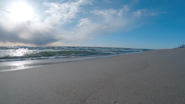 Die Kalte Ostsee Abend Sonnenuntergang Gewitterwolken Wellen Schwappen Über Den — Stockvideo
