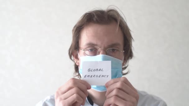 Dokter Masker Met Global Emergency Sign Volksvideo Pandemie Gezondheidszorg — Stockvideo