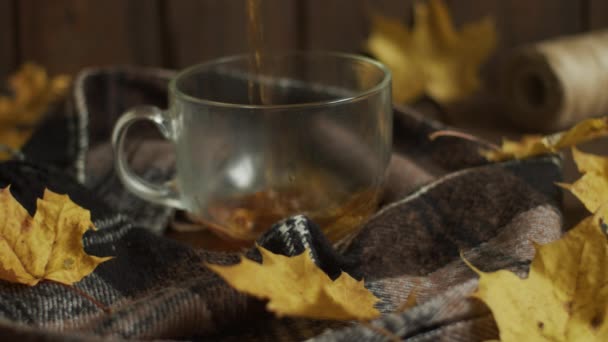 Chá Preto Fresco Com Atmosfera Outono Fundo Madeira — Vídeo de Stock