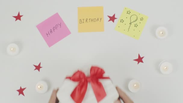 Wszystkiego Najlepszego Życzenia Urodzinowe Stole Świeczkami Pudełkiem Prezentów — Wideo stockowe