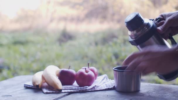 Ρίχνει Τσάι Για Πικνίκ Εξωτερικούς Χώρους Φρούτα Στο Τραπέζι Στο — Αρχείο Βίντεο