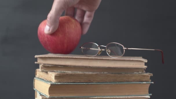 Collocare Una Mela Matura Libri Con Occhiali Come Segno Educazione — Video Stock