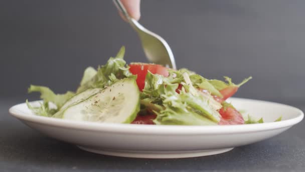 Comer Ensalada Verduras Verdes Frescas Sobre Fondo Negro Vídeo Del — Vídeos de Stock