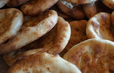                         Pişmiş hamur ve parçalanmış hamur işi.       