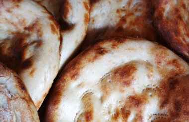                         Pişmiş hamur ve parçalanmış hamur işi.       