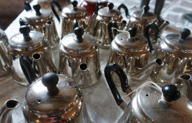                     Bir çift nikel çaydanlık.           