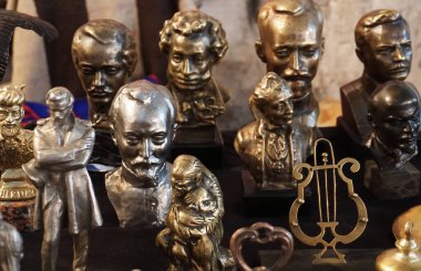                        Büyük kâtiplerin başlarının heykelleri.        