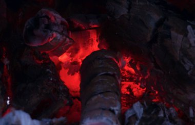                        Yanan kömür, yanan kömür        