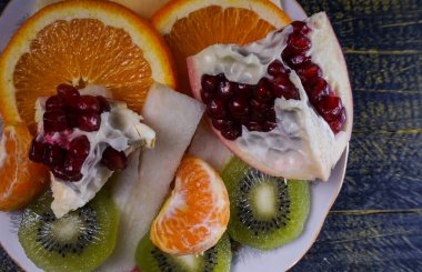                      Tabakta çeşitli doğranmış meyveler